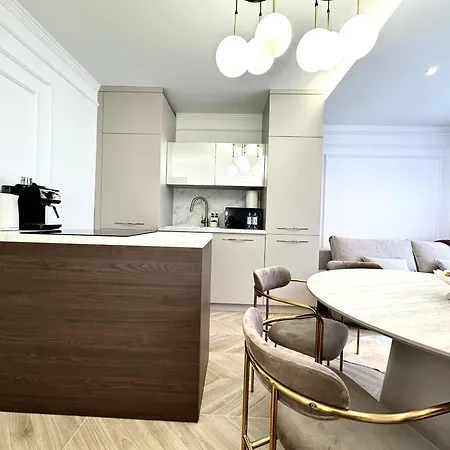 Psie Budy -200m Main Square Apartmán *