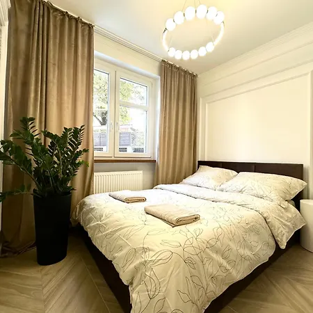 Psie Budy -200m Main Square 公寓